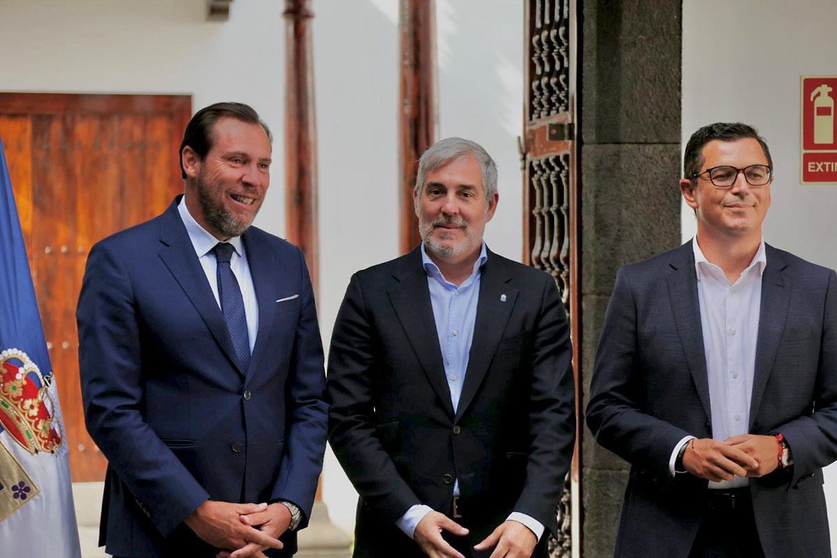 El ministro de Transportes y Movilidad Sostenible, Óscar Puente, junto al presidente canario, Fernando Clavijo