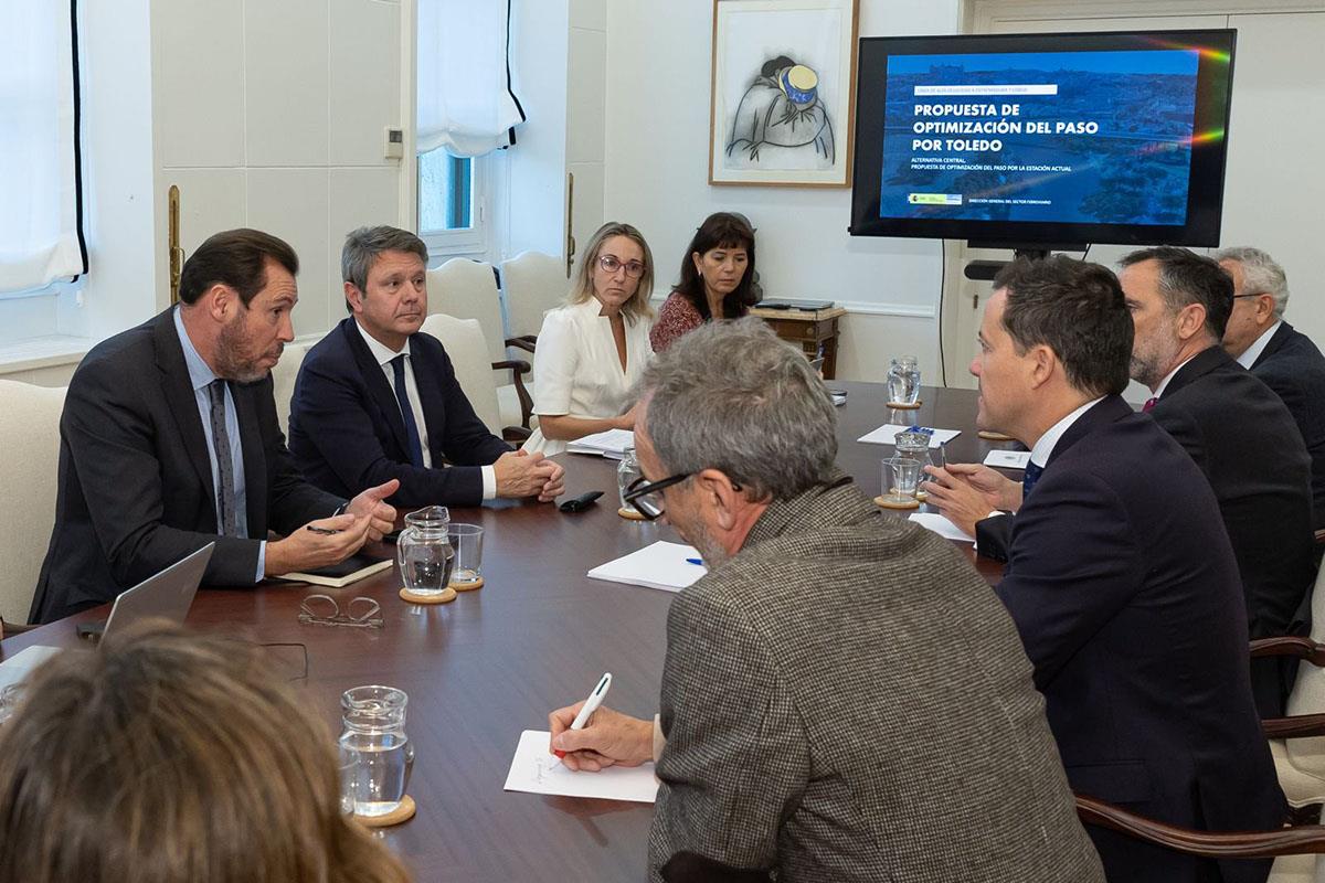 El ministro de Transportes, Óscar Puente, durante la reunión que ha mantenido con el alcalde de Toledo, Carlos Velázquez.