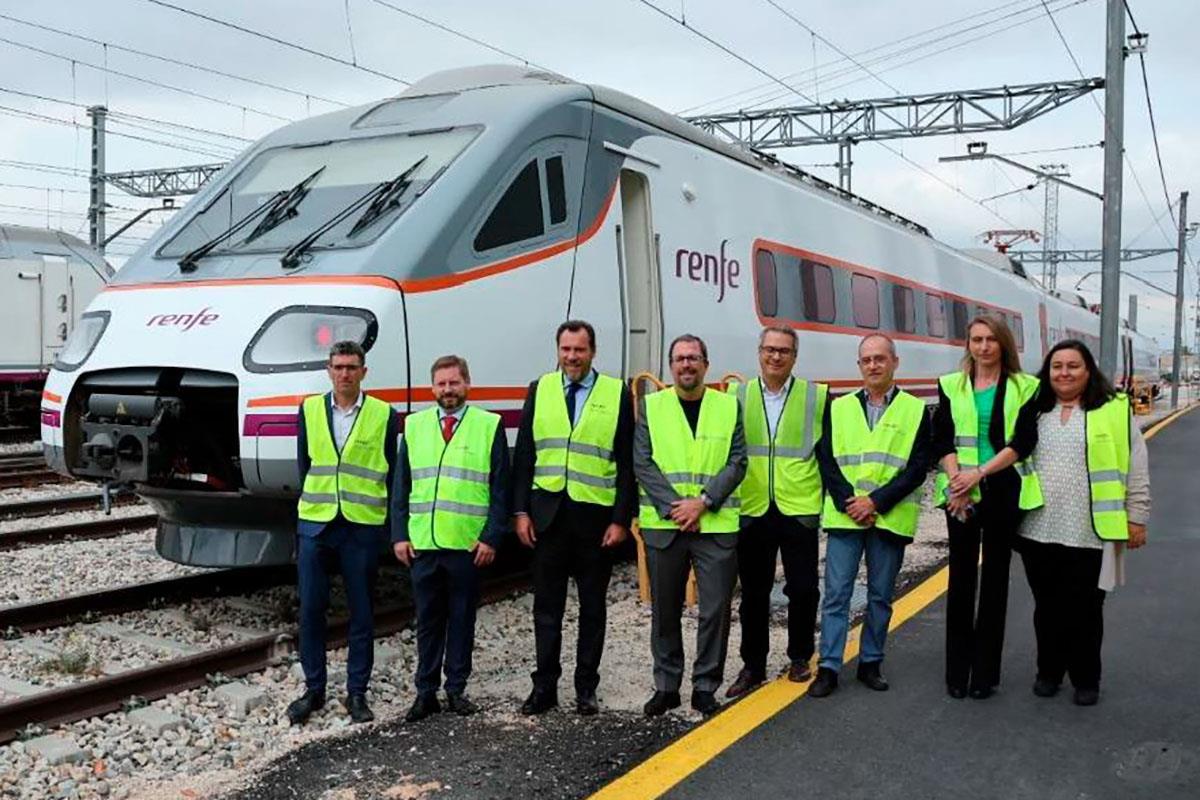 Foto de familia de la visita del ministro de Transportes y Movilidad Sostenible, Óscar Puente, a los Talleres de Fuencarral