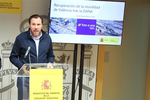 El ministro de Transportes y Movilidad Sostenible, Óscar Puente, durante la rueda de prensa que ha ofrecido