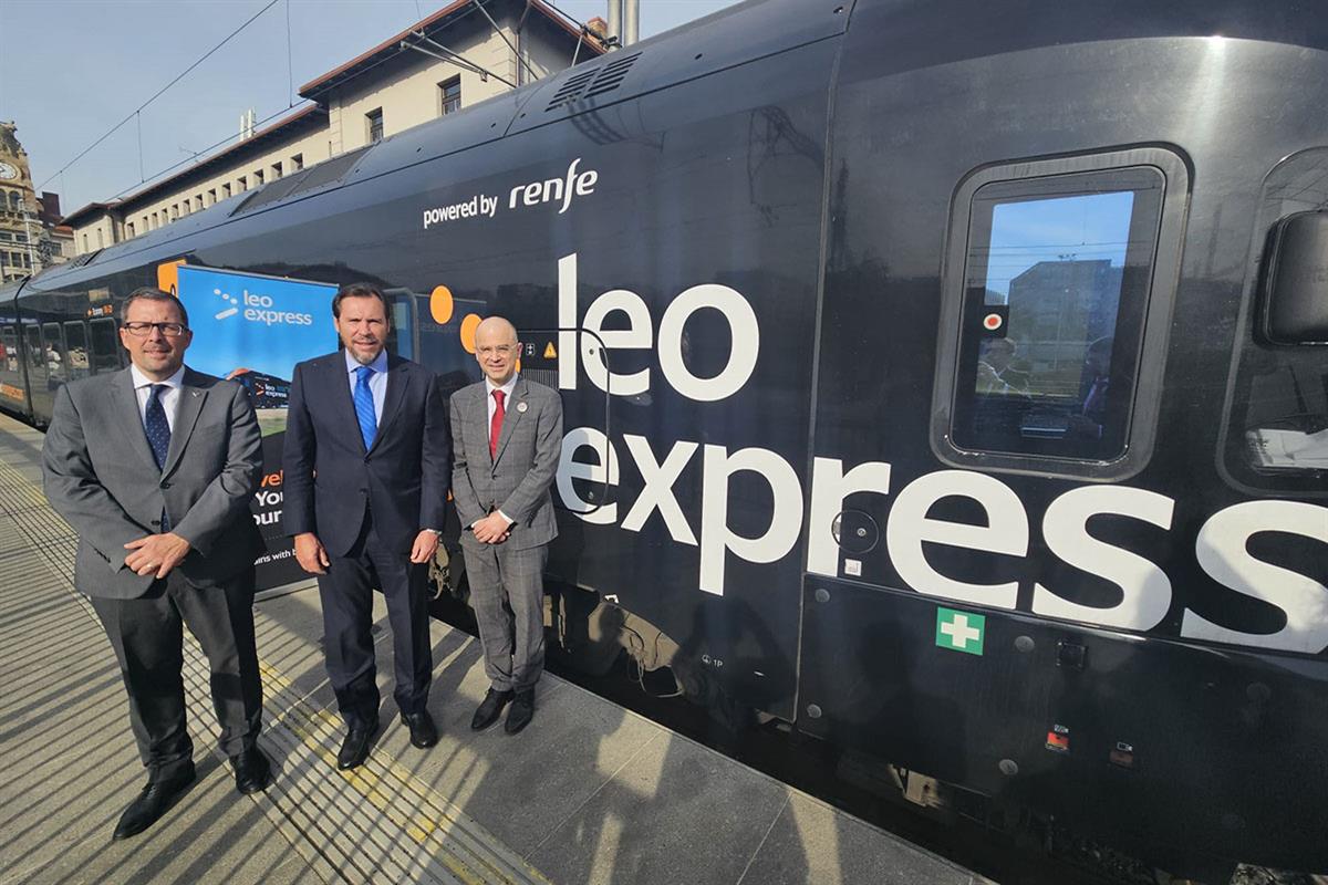 El ministro de Transportes y Movilidad Sostenible, Óscar Puente, durante la visita a la empresa ferroviaria checa Leo Express