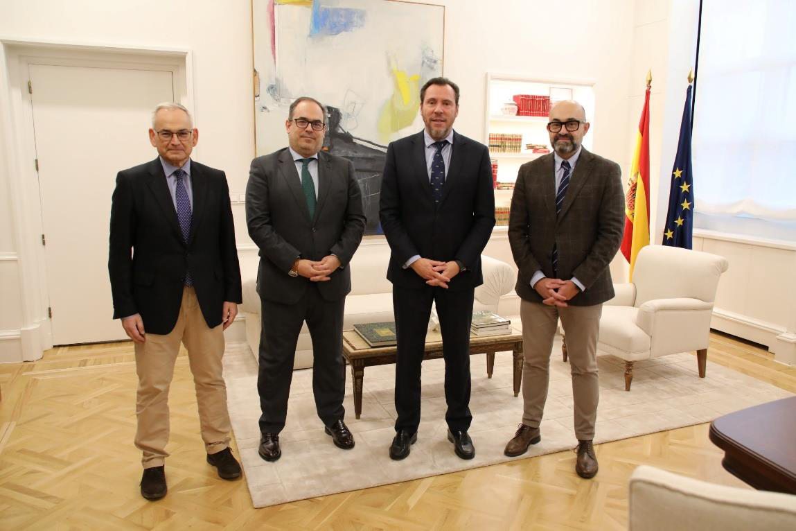 El ministro de Transportes y Movilidad Sostenible, Óscar Puente, junto a los participantes en la reunión