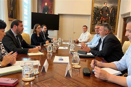 El ministro de Transportes y Movilidad Sostenible, Óscar Puente, durante la reunión con Antaxi