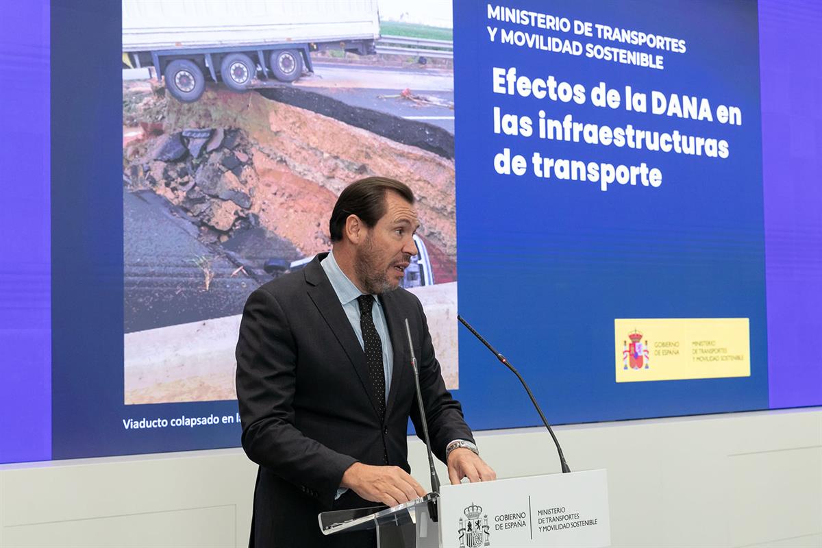 El ministro de Transportes y Movilidad Sostenible, Óscar Puente, durante su comparecencia