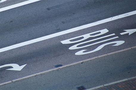 Carril para autobuses en un núcleo urbano.