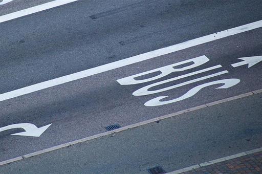 Carril para autobuses en un núcleo urbano.