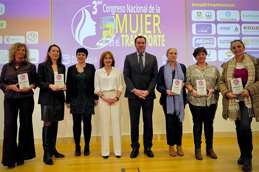 El ministro de Transportes y Movilidad Sostenible, Óscar Puente, junto a un grupo de mujeres durante la clausura