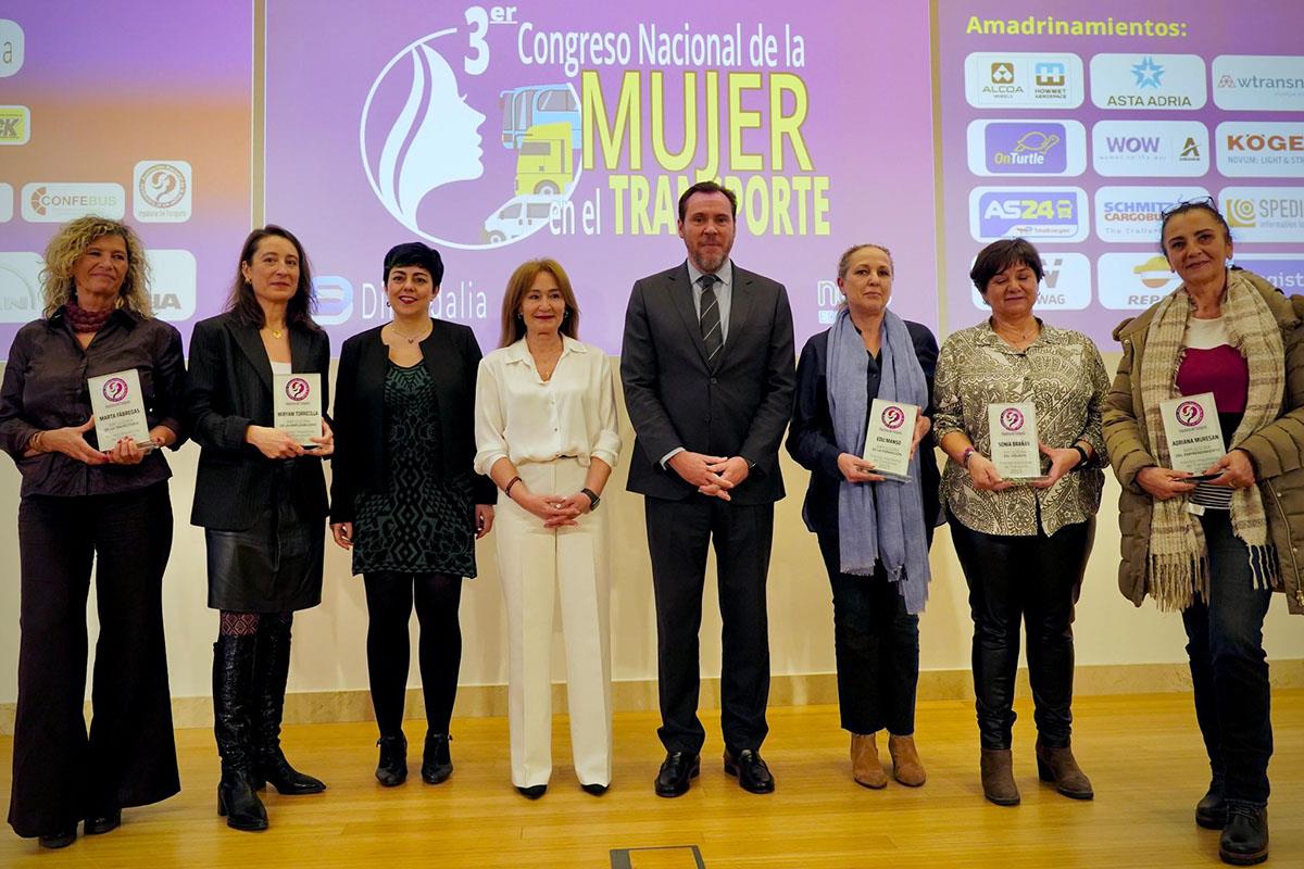 El ministro de Transportes y Movilidad Sostenible, Óscar Puente, junto a un grupo de mujeres durante la clausura