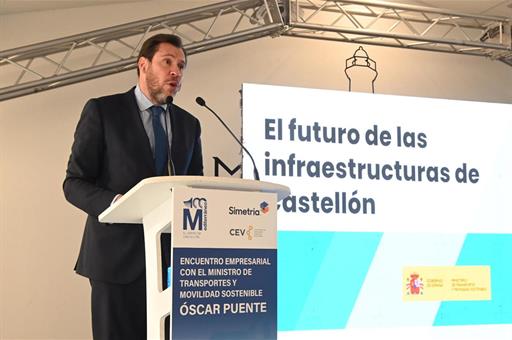 El ministro de Transportes y Movilidad Sostenible, Óscar Puente, durante su intervención en el desayuno informativo