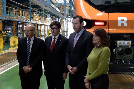 El ministro de Transportes y Movilidad Sostenible, Óscar Puente, en la fábrica de Alstom