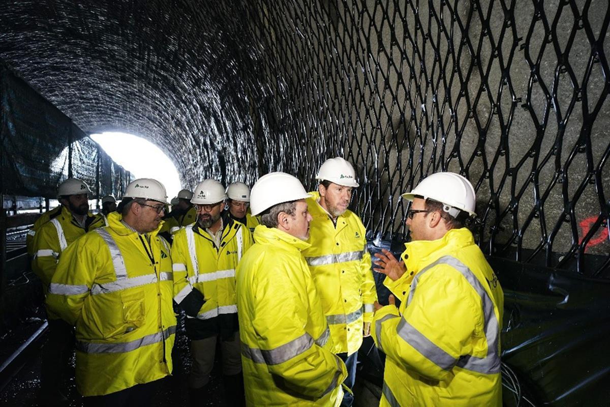 Óscar Puente durante la visita a las obras de túnel de Gaintxurizketa, en San Sebastián.