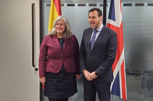 El ministro de Transportes y Movilidad Sostenible, Óscar Puente, con la titular de Transportes de Reino Unido, Heidi Alexander.