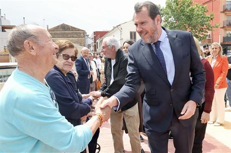 El ministro de Transportes y Movilidad Sostenible, Óscar Puente, saluda a los vecinos del municipio valenciano de Picanya
