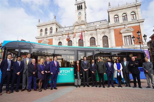 Raquel Sánchez junto a los asistentes al actos junto a la fachada del ayuntamiento de Valladolid