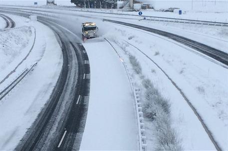 Máquina quitanieves en una carretera nevada