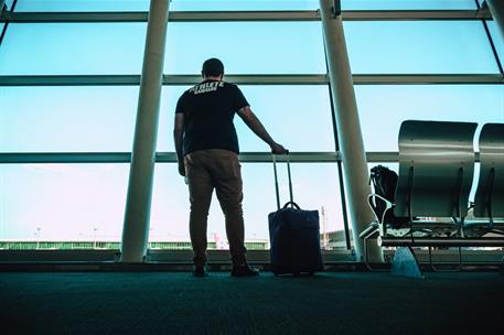 Pasajero con una maleta en un aeropuerto