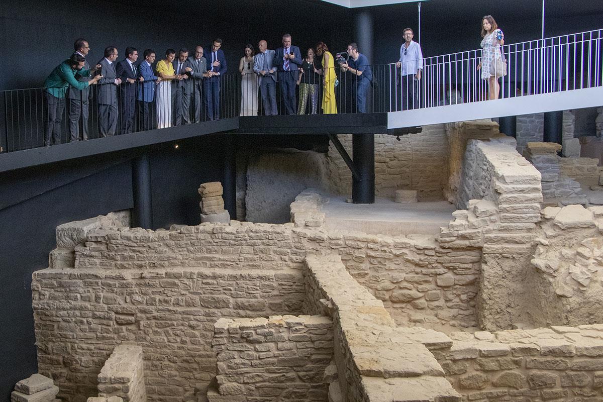 La ministra de Vivienda y Agenda Urbana, Isabel Rodríguez, junto a otras autoridades, durante su visita a la cisterna romana de 