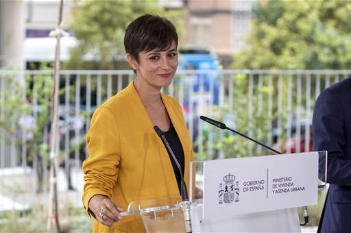 La ministra de Vivienda y Agenda Urbana, Isabel Rodríguez, durante su intervención tras visitar una promoción de viviendas.