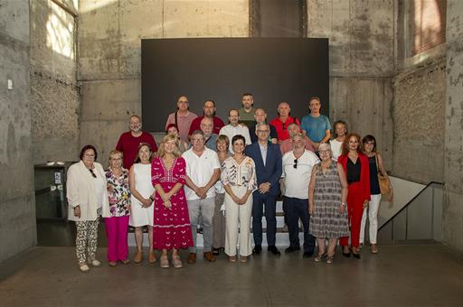 Foto de familia de Isabel Rodríguez con representantes de la Confederación Estatal de Asociaciones Vecinales