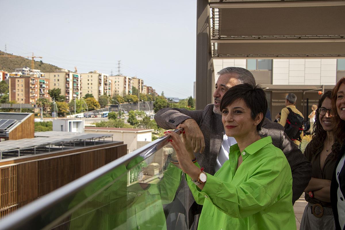 La minisIsabel Rodríguez y el alcalde de Barcelona, Jaume Collboni, visitan la promoción de vivienda pública “Portat Trinitat