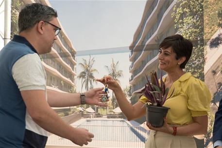 La ministra de Vivienda y Agenda Urbana, Isabel Rodríguez, entrega las llaves de su vivienda a uno de los adjudicatarios.