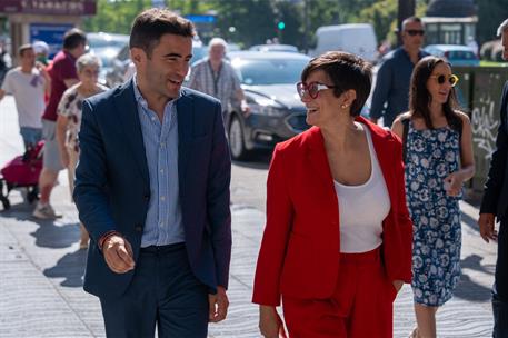 La ministra de Vivienda y Agenda Urbana, Isabel Rodríguez, junto al delegado del Gobierno en la Comunidad Autónoma de Cantabria.